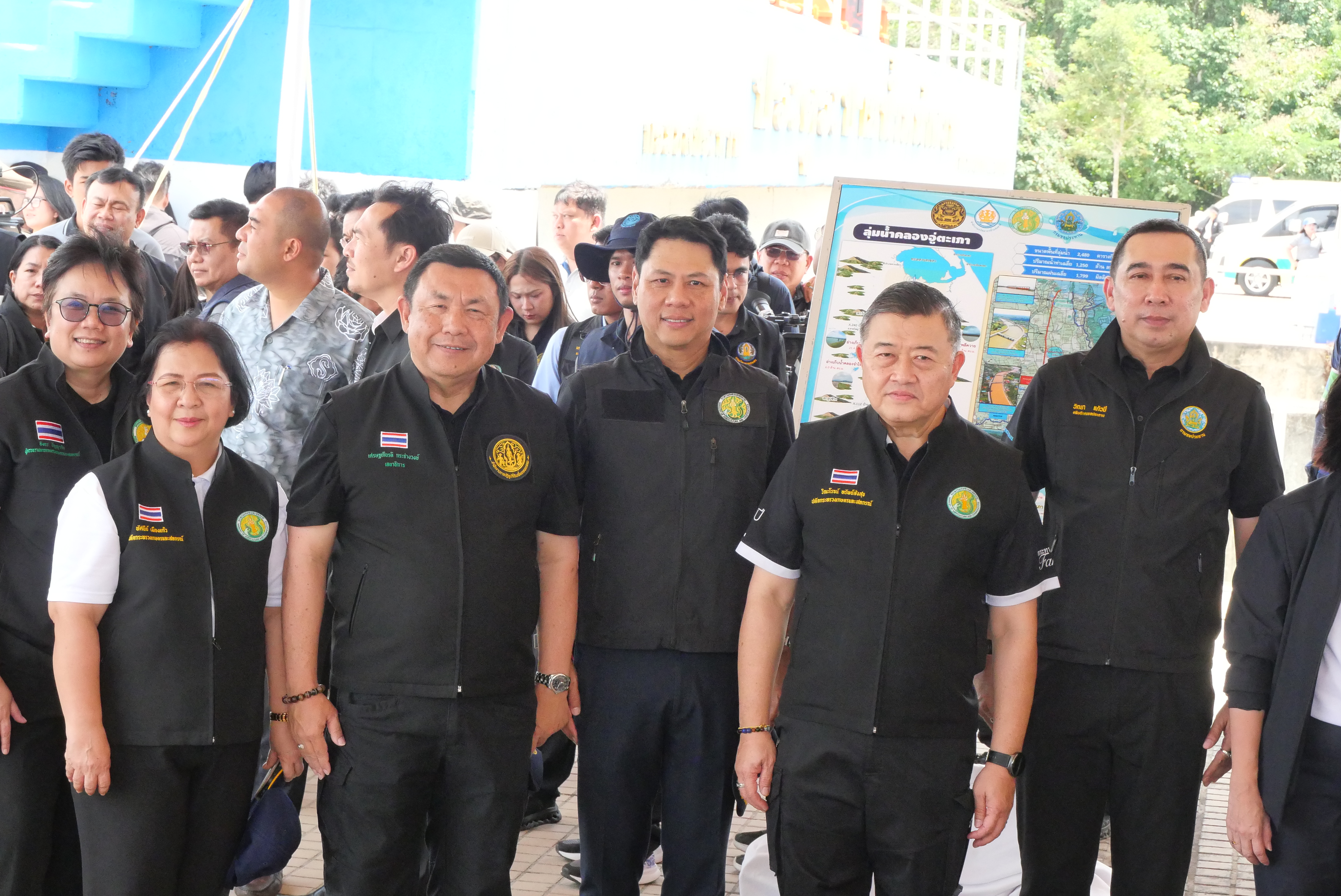 title - เลขาธิการ ส.ป.ก. พร้อมคณะ ร่วมลงพื้นที่กับคณะนายกรัฐมนตรี ติดตามการบริหารจัดการน้ำ เพิ่มศักยภาพระบายน้ำ ลดเสี่ยงน้ำท่วมหาดใหญ่ 
